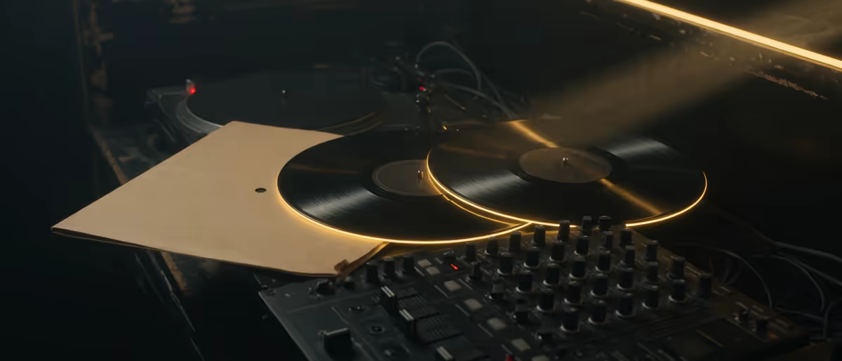Traxsource Human-Made vs AI-Assisted 라벨: 2026년 DJ 스토어 규칙